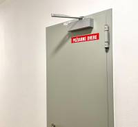 I Predaj 3i bytu v novostavbe v Rači - Požiarne dvere s bezpečnostnou nálepkou a zatváračom, súčasť 3-izbového bytu.