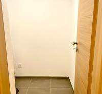 I Predaj 3i bytu v novostavbe v Rači - Malá miestnosť so svetlou stenou, svetlý dverný rám, okno a dlažba.