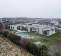 I PREDAJ moderná vila s bazénom a veľkým pozemkom - Vila na ulici Nagy Lajos király v Mosonmagyaróvári s bazénom a záhradou.