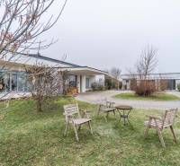 I PREDAJ moderná vila s bazénom a veľkým pozemkom - Vila v Mosonmagyaróvári na ulici Nagy Lajos király s terasou a záhradným nábytkom.