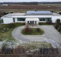 I PREDAJ moderná vila s bazénom a veľkým pozemkom - Vila na ulici Nagy Lajos király v Mosonmagyaróvári s veľkým dvorom a stromami.