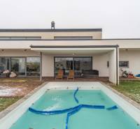 I PREDAJ moderná vila s bazénom a veľkým pozemkom - Vila na ulici Nagy Lajos király v Mosonmagyaróvári s bazénom a terasou v záhrade.