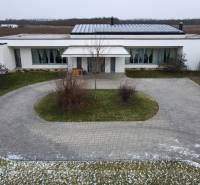 I PREDAJ moderná vila s bazénom a veľkým pozemkom - Vila v Mosonmagyaróvári na ulici Nagy Lajos király s okrúhlou príjazdovou cestou a jednoduchou záhradou.