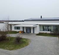 I PREDAJ moderná vila s bazénom a veľkým pozemkom - Rodinný dom na Nagy Lajos király ulici v Mosonmagyaróváre s garážou a záhradou.