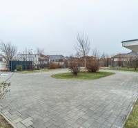 I PREDAJ moderná vila s bazénom a veľkým pozemkom - Exteriér Vila na ulici Nagy Lajos király v Mosonmagyaróváre s dlaždeným chodníkom a trávnikom.