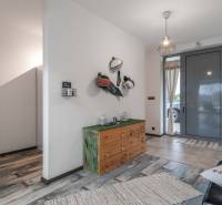 I PREDAJ moderná vila s bazénom a veľkým pozemkom - Vila so vstupnou chodbou, podlaha s dreveným dekorom, vešiak s prilbami, skrinka.