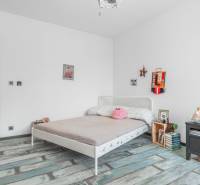 I PREDAJ moderná vila s bazénom a veľkým pozemkom - Svetlá spálňa s podlahou s dreveným dekorom, posteľou a dekoráciami vo vile.