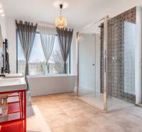 I PREDAJ moderná vila s bazénom a veľkým pozemkom - Kúpeľňa vo Vile s vaňou, sprchovacím kútom a keramickými obkladačkami.