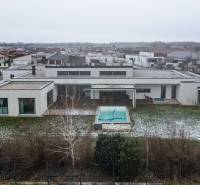 I PREDAJ moderná vila s bazénom a veľkým pozemkom - Vila na Nagy Lajos király ulici v Mosonmagyaróvári s bazénom obklopená zasneženou záhradou.