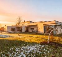 I PREDAJ moderná vila s bazénom a veľkým pozemkom - Rodinný dom na ulici Nagy Lajos király v Mosonmagyaróvári podvečernom svetle s trávnikom.