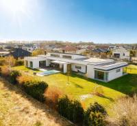 I PREDAJ moderná vila s bazénom a veľkým pozemkom - Rodinný dom na Nagy Lajos király utcai v Mosonmagyaróvári s bazénom a záhradou.