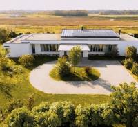 I PREDAJ moderná vila s bazénom a veľkým pozemkom - Rodinný dom v Mosonmagyaróvári na ulici Nagy Lajos király so solárnymi panelmi a záhradou.