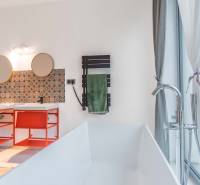 I PREDAJ moderná vila s bazénom a veľkým pozemkom - Kúpeľňa vo vile s vaňou, dvojumývadlom, oknom a vzorovanými obkladačkami.