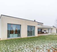 I PREDAJ moderná vila s bazénom a veľkým pozemkom - Vila v Mosonmagyaróvári na Nagy Lajos király ulici s veľkými oknami a záhradou.