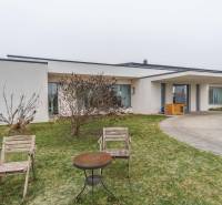 I PREDAJ moderná vila s bazénom a veľkým pozemkom - Vila na ulici Nagy Lajos király v Mosonmagyaróvári s dreveným nábytkom a záhradou.