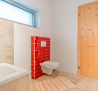 I PREDAJ moderná vila s bazénom a veľkým pozemkom - Kúpeľňa v rodinnom dome s červenými obkladmi a drevenými dverami.