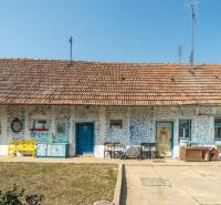 Stavebný pozemok 8 500 m² s podnikateľským potenciálom - Tradičný dom s modrým dekorom a starším nábytkom v Dolnom Lopašove (Pozemky - bývanie).