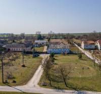 Stavebný pozemok 8 500 m² s podnikateľským potenciálom - Pozemky - bývanie v Dolnom Lopašove so staršími domami a záhradami.