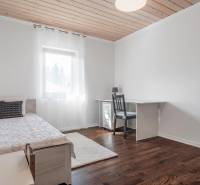 Stavebný pozemok 8 500 m² s podnikateľským potenciálom - Spálňa s posteľou, stolíkom a podlahou s dreveným dekorom. Pozemky - bývanie.