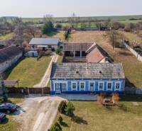 Stavebný pozemok 8 500 m² s podnikateľským potenciálom - Tradičný modrý dom s veľkým dvorom v Dolnom Lopašove, ideálny na bývanie.