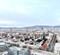 I Prenájom 3i bytu v City Park Ružinov, terasa, parkovanie - Pohľad na zasnežené strechy a Panorama Bratislavy, Ružinova z Plynárenskej ulice.