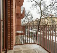 I Exkluzívny prenájom 1-izbového bytu v Zwirne - Balkón s tehličkovým obkladom a ulicou Košická, Bratislava - Nivy, v zimnej atmosfére.