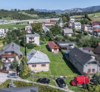 I Na predaj dvojposchodový 5i rodinný dom pri Žiline - Pohľad zhora na rodinný dom v Lietavskej Lúčke na ulici M. Chmeliara.