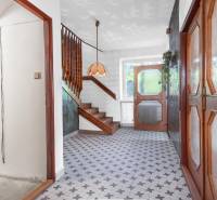 I Na predaj dvojposchodový 5i rodinný dom pri Žiline - Chodba v rodinnom dome s dlažbou, drevenými dverami a schodiskom.