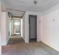 I Na predaj dvojposchodový 5i rodinný dom pri Žiline - Chodba v rodinnom dome s dverami a trubkami pod stropom.