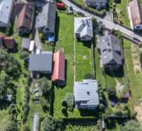 I Na predaj dvojposchodový 5i rodinný dom pri Žiline - Letecký pohľad na M. Chmeliara v Lietavskej Lúčke zobrazuje rodinné domy so záhradami.