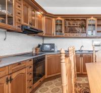 I Na predaj dvojposchodový 5i rodinný dom pri Žiline - Kuchyňa s dreveným dekorom a rustikálnymi skrinkami v rodinnom dome.