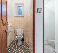 I Na predaj dvojposchodový 5i rodinný dom pri Žiline - Malá kúpeľňa s toaletou a jednoduchými obkladačkami v rodinnom dome.