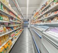 I Predaj komerčného priestoru na ul. Obchodná - Regály plné potravín v obchodných priestoroch supermarketu, kde sú prezerať chladiace boxy.