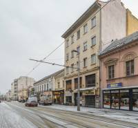I Predaj komerčného priestoru na ul. Obchodná - Ulica Obchodná v Bratislave - Starom Meste s obchodnými priestormi počas zimného dňa.