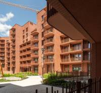 : Nadštandardný 2-i byt v projekte ZWIRN za cenu „štandardu“ - Červené tehlové bytové domy s balkónmi a zeleným vnútroblokom v Bratislave - Ružinove.