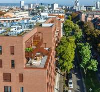 : Nadštandardný 2-i byt v projekte ZWIRN za cenu „štandardu“ - Výhľad na ulice Bratislavy v Ružinove obklopené zeleňou z bytu na vyššom poschodí.