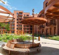 : Nadštandardný 2-i byt v projekte ZWIRN za cenu „štandardu“ - Dvor novostavby v Bratislave - Ružinove s lavičkami a ihriskom.