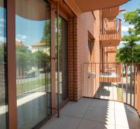 : Nadštandardný 2-i byt v projekte ZWIRN za cenu „štandardu“ - Balkón s tehlovou stenou a výhľadom na zeleň v Bratislave - Ružinove.