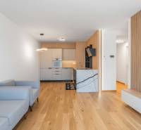 : Nadštandardný 2-i byt v projekte ZWIRN za cenu „štandardu“ - 2-izbový byt s drevenou podlahou, kuchynskou linkou a svetlými sedačkami.