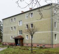 I Na predaj 2-i byt s terasou v Auersthal (Rakúsko) - Budova na ulici Kirchssen v Auersthali, obklopená zeleňou a parkovaním.