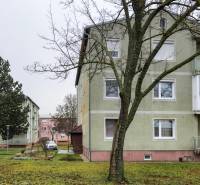 I Na predaj 2-i byt s terasou v Auersthal (Rakúsko) - Exteriér v Auersthale na Kirchssenskej ukazuje bytový dom s dvoma 2-izbovými bytmi.