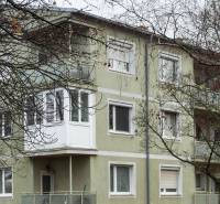 I Na predaj 2-i byt s terasou v Auersthal (Rakúsko) - Bytový dom na ulici Kirchssen v Auersthal zahalený holými konármi stromov.