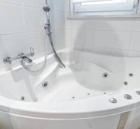 I Na predaj 2-i byt s terasou v Auersthal (Rakúsko) - Rohová vaňa s hydromasážou a chrómovou batériou v 2-izbovom byte.