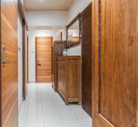 I Na predaj 2-i byt s terasou v Auersthal (Rakúsko) - Chodba so svetlými dlaždicami a dreveným nábytkom v 2-izbovom byte.