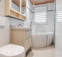 I Na predaj 2-i byt s terasou v Auersthal (Rakúsko) - Kúpeľňa s vaňou, umývadlom, toaletou a oknom v 2-izbovom byte so svetlými obkladmi.