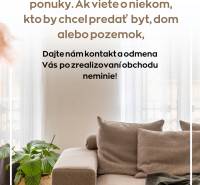 Kúpime 2i byt v Nitre. Ponúknite! - Svetlá obývačka s pohodlnou sedačkou a rastlinou, 2-izbový byt s podlahou s dreveným dekorom.