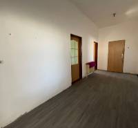 EXKLUZÍVNE - Útulný 3-izbový dom v Čiernom Brode s veľkým pozemkom - Interiér rodinného domu s podlahou s dreveným dekorom a bielymi stenami.