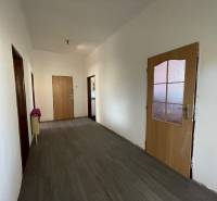 EXKLUZÍVNE - Útulný 3-izbový dom v Čiernom Brode s veľkým pozemkom - Chodba v rodinnom dome s podlahou s dreveným dekorom a drevenými dverami.