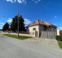 EXKLUZÍVNE - Útulný 3-izbový dom v Čiernom Brode s veľkým pozemkom - Rodinný dom na ulici Heď v Čiernom Brode s predzáhradkou a plotom.