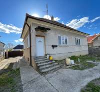 EXKLUZÍVNE - Útulný 3-izbový dom v Čiernom Brode s veľkým pozemkom - Rodinný dom na Heď ulici v Čiernom Brode s trávnatým dvorom a schodmi.